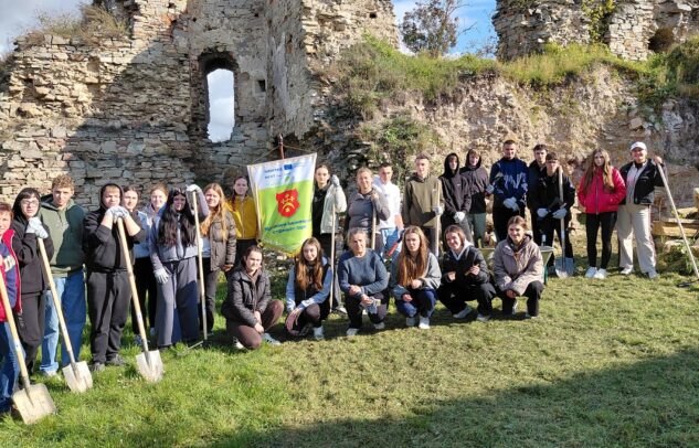  Youth join efforts to preserve historical parks of Ternopil oblast