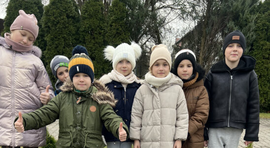 Наше подвір’я, епізод 8 «Квіткова доріжка»